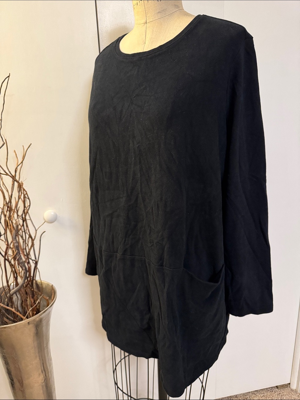 Classic Black Long-Sleeve Pocket Tunic - Versatile Everyday Top